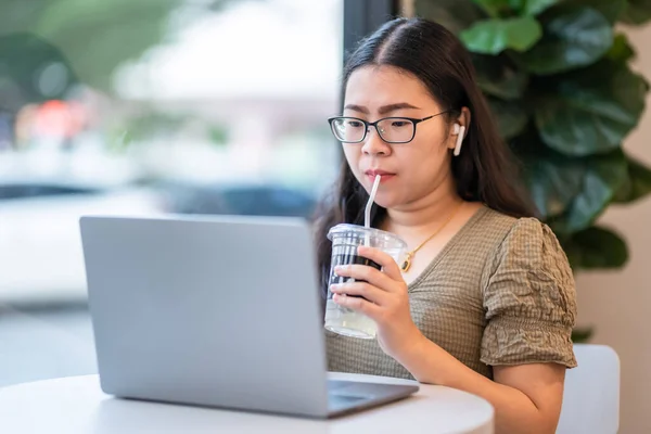 Glad Över Asiatiska Frilansande Människor Affärskvinna Bär Trådlösa Hörlurar Med — Stockfoto