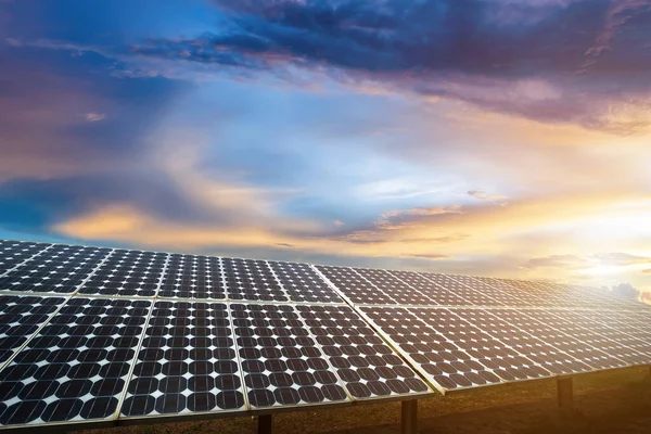 太陽電池モジュール薄明色の劇的な日没の空の背景に太陽光発電所 クリーン代替電力エネルギーコンセプト — ストック写真