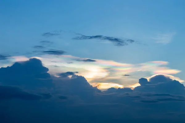 Crepúsculo Azul Brilhante Laranja Com Raios Sol Brilhando Através Nuvens — Fotografia de Stock