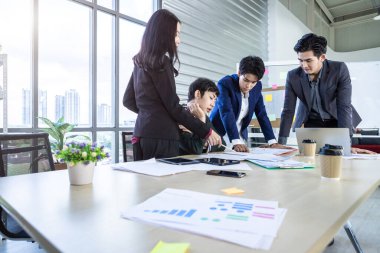 Çeşitli cinsiyetlere sahip Asyalı iş adamları grubu (LGBT) Asyalı iş adamları grubuyla birlikte başarılı bir mutlu işçi grubu ve ofisteki toplantı odasında destek