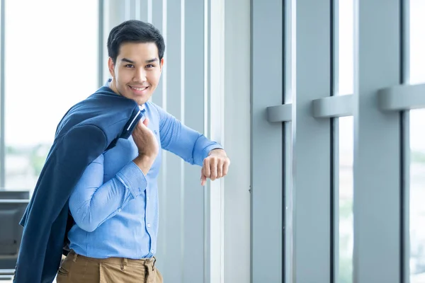 Porträtt Glad Framgångsrik Känsla Vinnare Stilig Ung Asiatisk Affärsman Bär — Stockfoto