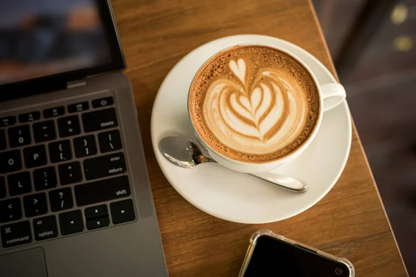 Zbliżenie Gorącej Kawy Latte Pianką Mleczną Latte Kubku Kubek Laptop — Zdjęcie stockowe