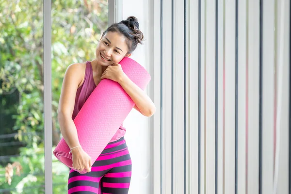 Azjatyckie Kobiety Trening Praktykowanie Jogi Różowej Sukience Przytula Mata Jogi — Zdjęcie stockowe