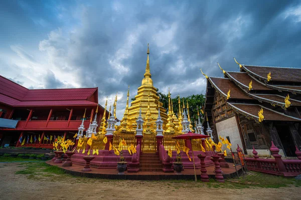 Phan Tao tapınağındaki güzel antik altın rengi Pagoda tarihi şehir merkezinde bir Budist tapınağıdır. Eski bir Tayland sanatıdır ve Chiang Mai, Tayland 'da halka açık yerlerdir..