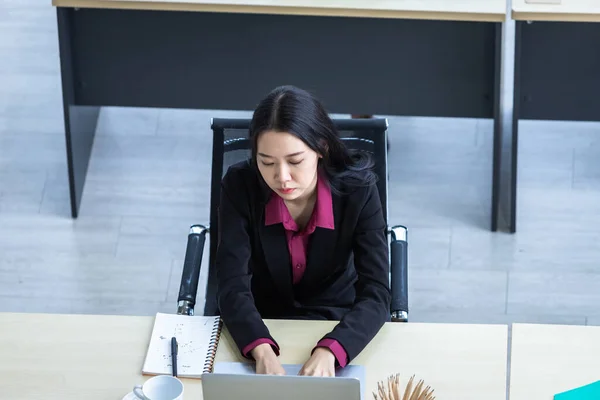 Aufgebracht Nachdenkliche Junge Asiatische Geschäftsfrau Stress Arbeitsplatz Arbeiten Mit Laptop — Stockfoto