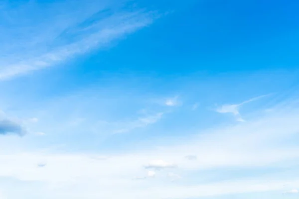 Piękne Powietrze Jasnoniebieskie Niebo Tło Abstrakcyjne Jasne Tekstury Białymi Chmurami — Zdjęcie stockowe