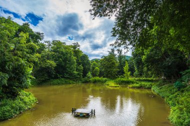 Doğal Park (Wat Umong Suan Puthanatham), Tayland 'ın Chiang Mai kentinde yeşil orman doğası ile önemli bir turistik merkezdir..