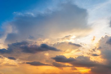 Alacakaranlık mavisi parlak ve turuncu sarı dramatik günbatımı gökyüzü kırsal ya da plaj renkli bulutlu hava arkaplanlı.