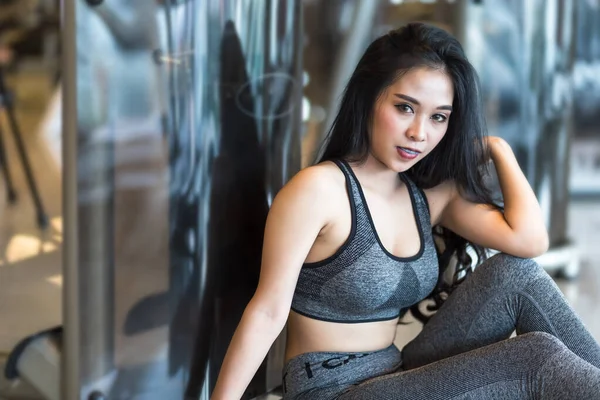 健身亚洲妇女 带着体育锻炼设备 坐在健身房室内和健身俱乐部 — 图库照片