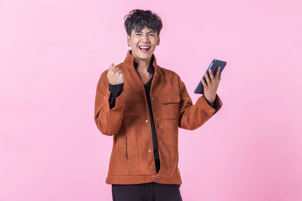 Bem Sucedido Express Alegria Asiático Homem Bonito Jovem Usando Tablet — Fotografia de Stock
