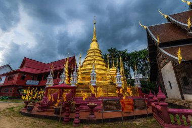 Phan Tao tapınağındaki güzel antik altın rengi Pagoda tarihi şehir merkezinde bir Budist tapınağıdır. Eski bir Tayland sanatıdır ve Chiang Mai, Tayland 'da halka açık yerlerdir..