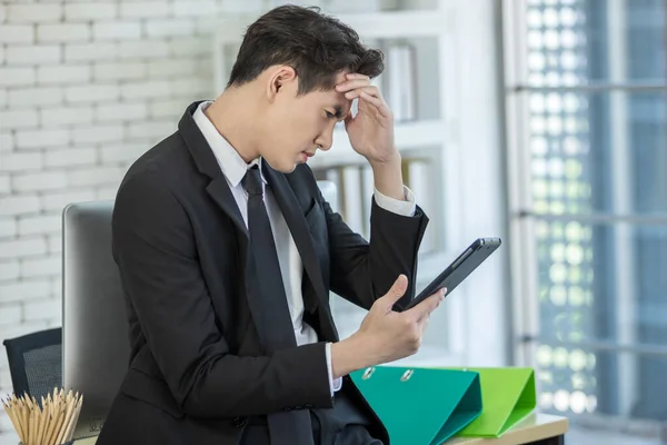 Stresli Adamı Bir Tabletle Çalışıyordu Ofis Arka Planında Kaybından Sonra — Stok fotoğraf