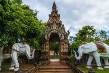 Wat Lok Moli bir Budist tapınağıdır. Tayland 'ın Chiang Mai şehrinde kadim bir Tayland sanatıdır.