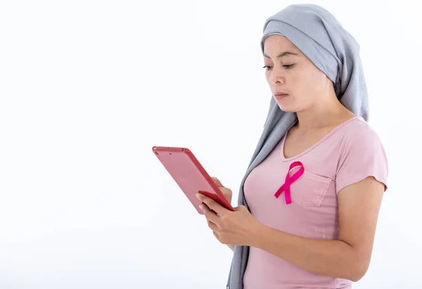 用白色空白拷贝空间工作室背景 医疗保健 医学概念中分离出来的石碑刻画一位身披粉色乳腺癌意识带的亚洲妇女的肖像 — 图库照片