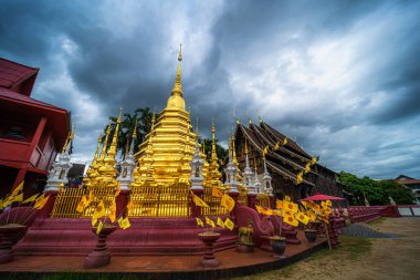 Phan Tao tapınağındaki güzel antik altın rengi Pagoda tarihi şehir merkezinde bir Budist tapınağıdır. Eski bir Tayland sanatıdır ve Chiang Mai, Tayland 'da halka açık yerlerdir..