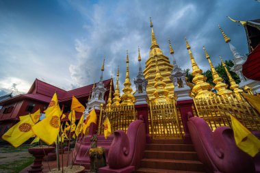 Phan Tao tapınağındaki güzel antik altın rengi Pagoda tarihi şehir merkezinde bir Budist tapınağıdır. Eski bir Tayland sanatıdır ve Chiang Mai, Tayland 'da halka açık yerlerdir..