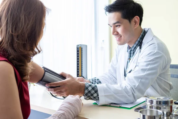 Asiático Jovem Médico Com Medir Pressão Para Braço Uma Paciente — Fotografia de Stock