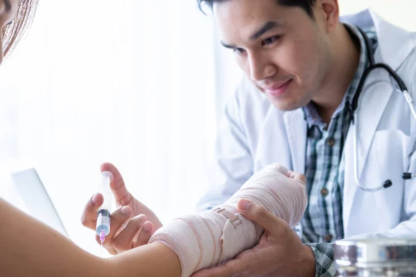 Asiático Jovem Médico Verificar Tala Braço Seringa Para Braço Mão — Fotografia de Stock