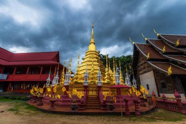 Phan Tao tapınağındaki güzel antik altın rengi Pagoda tarihi şehir merkezinde bir Budist tapınağıdır. Eski bir Tayland sanatıdır ve Chiang Mai, Tayland 'da halka açık yerlerdir..
