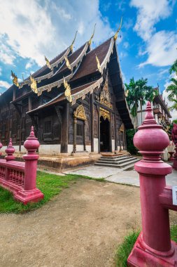 Phan Tao tapınağındaki güzel antik altın rengi Pagoda tarihi şehir merkezinde bir Budist tapınağıdır. Eski bir Tayland sanatıdır ve Chiang Mai, Tayland 'da halka açık yerlerdir..