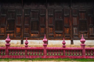 Phan Tao tapınağındaki güzel antik altın rengi Pagoda tarihi şehir merkezinde bir Budist tapınağıdır. Eski bir Tayland sanatıdır ve Chiang Mai, Tayland 'da halka açık yerlerdir..