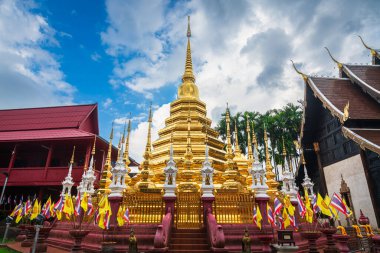 Phan Tao tapınağındaki güzel antik altın rengi Pagoda tarihi şehir merkezinde bir Budist tapınağıdır. Eski bir Tayland sanatıdır ve Chiang Mai, Tayland 'da halka açık yerlerdir..