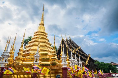 Phan Tao tapınağındaki güzel antik altın rengi Pagoda tarihi şehir merkezinde bir Budist tapınağıdır. Eski bir Tayland sanatıdır ve Chiang Mai, Tayland 'da halka açık yerlerdir..