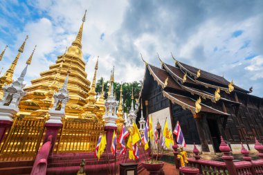 Phan Tao tapınağındaki güzel antik altın rengi Pagoda tarihi şehir merkezinde bir Budist tapınağıdır. Eski bir Tayland sanatıdır ve Chiang Mai, Tayland 'da halka açık yerlerdir..