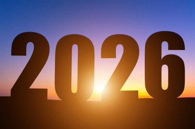 Mutlu yıllar 2026, Siluet tepenin ardında sabah erken doğumu, mutlu yıllar konsepti.