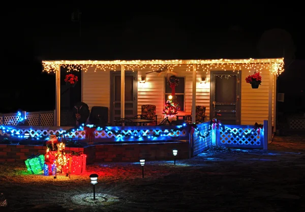 Casa de campo de Navidad decorada — Foto de Stock