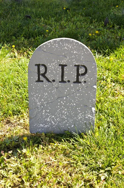 Cadılar Bayramı mezar dekorasyon bahçede rip