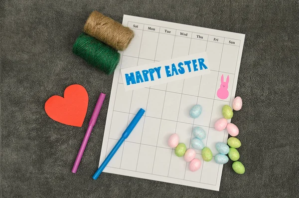 Easter bunny symbol på kalendern med ägg och dekorationer — Stockfoto