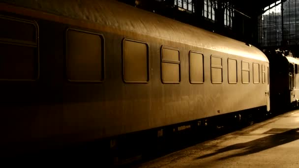 En passagerarvagn väntar på centralstationen i morgonljuset. — Stockvideo