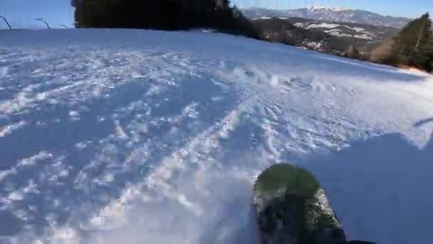 Snowboarder hellingen naar beneden heuvel.Shadow of snowboarder. EERSTE PERSOONSZICHT — Stockvideo