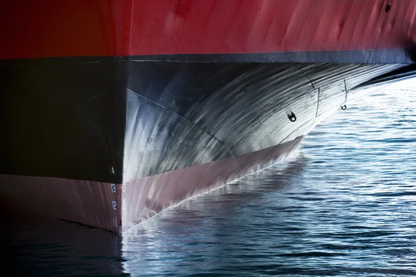 Une belle vue graphique verticale de la proue d'un grand navire dans le port ferait une grande image de couverture de tout ce qui concerne le transport maritime international de marchandises industrielles ou ferry — Photo