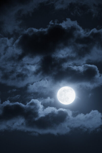 Эта впечатляющая фотоиллюстрация ночной сцены с ярко освещенными облаками и большой, полной, Голубой Луной станет прекрасным фоном для многих целей
.