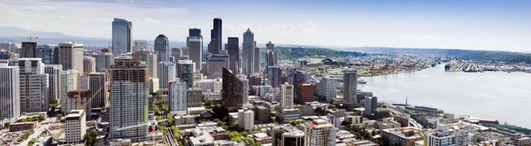 Wunderschöne Luftaufnahme der Skyline von Seattle Washingtons Innenstadt von der Spitze der Weltraumnadel. Dieses Foto zeigt die Wirtschaftsentwicklung, Sportstadien, Neubauten und die industrielle Seite von Seattle, insbesondere mit dem Hafen von Seattle — Stockfoto