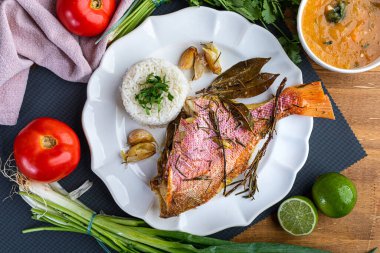 Kızarmış kırmızı balık baharatlı otlar, sarımsak, tuz ve limon..