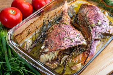 Kızarmış kırmızı balık baharatlı otlar, sarımsak, tuz ve limon..