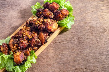 Brezilya usulü kızarmış tavuk. Frango 'ya passarinho dedi. Üst Manzara. Seçici odaklanma. Metin için boşluk.