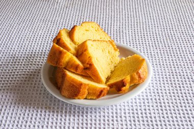 Kahvaltı masasında mısır unlu mısır keki..