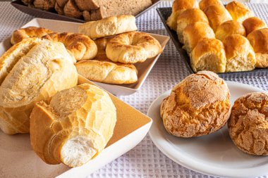 Otelde kahvaltı masası, içinde şeker, kek, peynir ve ekmek var. Brezilya Mineira yemek ve mutfağı.