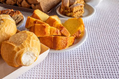 Otelde kahvaltı masası, içinde şeker, kek, peynir ve ekmek var. Brezilya Mineira yemek ve mutfağı.