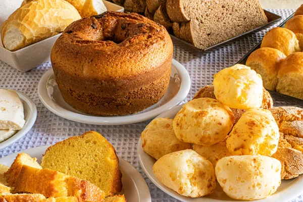 Ontbijttafel Hotel Met Zoetigheden Gebak Kaasbrood Brood Braziliaanse Mineira Voedsel — Stockfoto