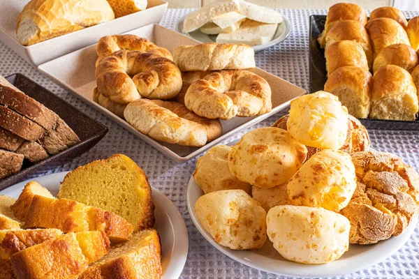 Ontbijttafel Hotel Met Zoetigheden Gebak Kaasbrood Brood Braziliaanse Mineira Voedsel — Stockfoto