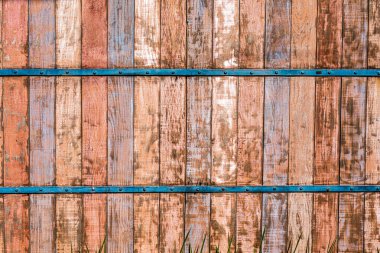 Eski ahşap kapı dokusu ile metal detaylar