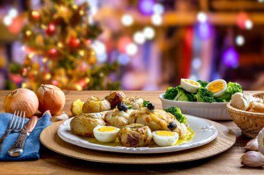 Zeytinyağında pişirilmiş morina filetosu, patates, brokoli, haşlanmış yumurta ve siyah zeytin. Tipik Portekiz yemeği. Noel süslemesi.