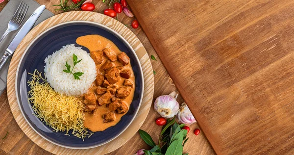 Stroganoff Frango Com Arroz Batatas Fritas Prato Sobre Mesa Madeira — Fotografia de Stock