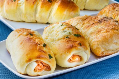 Fırın tuzlu ve kasaplık. Mozzarella peyniri ve jambonla sarılmış. Brezilya yemeği..