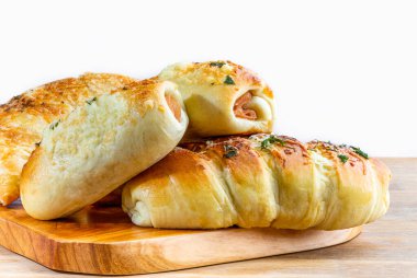 Brezilya 'nın tipik tuzlu atıştırmalıkları. Seçici odaklanma. Mesaj için yer var. Beyaz arkaplan.